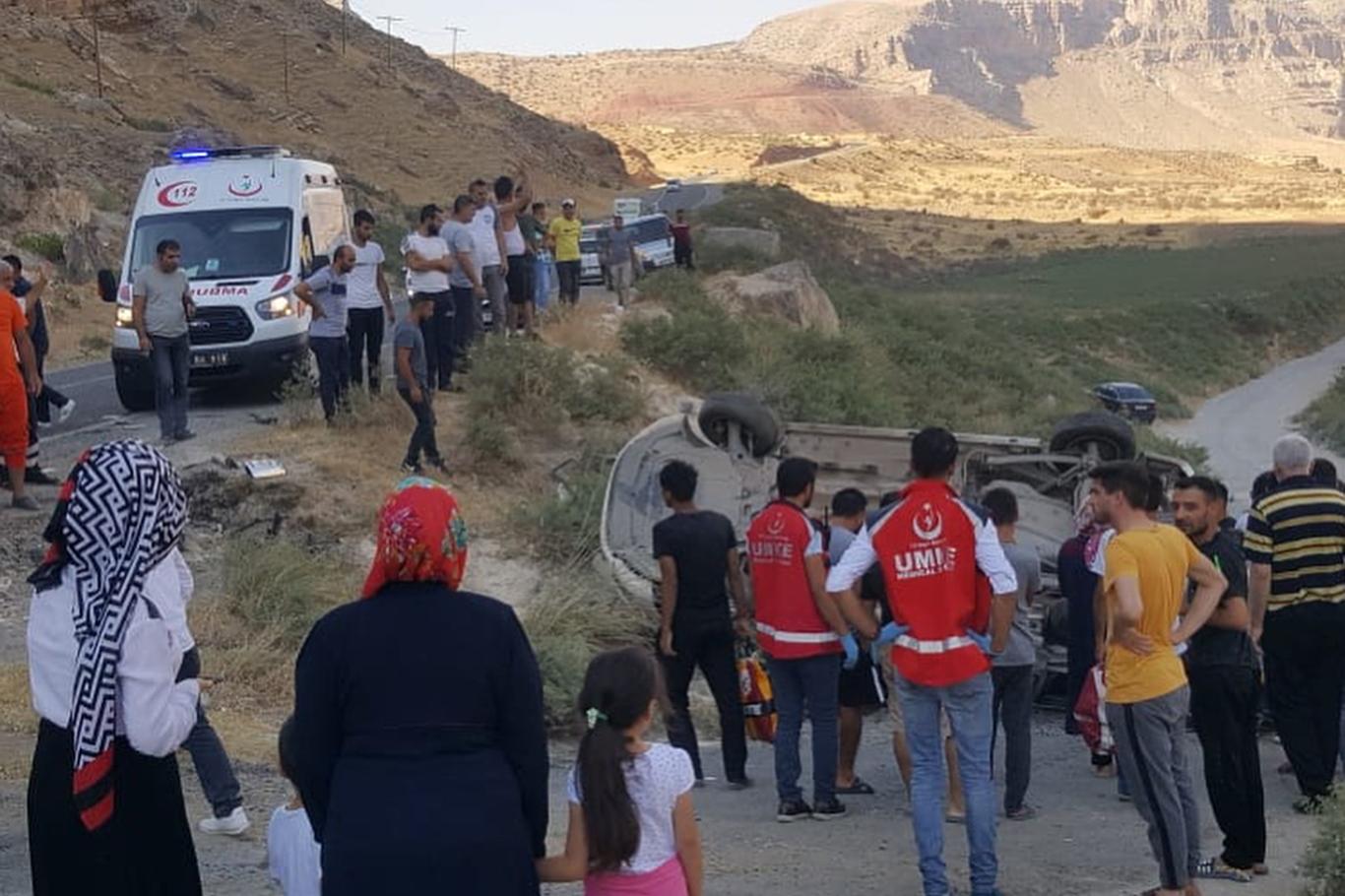 İki araç kafa kafaya çarpıştı: 7 yaralı İki araç kafa kafaya çarpıştı: 7 yaralı